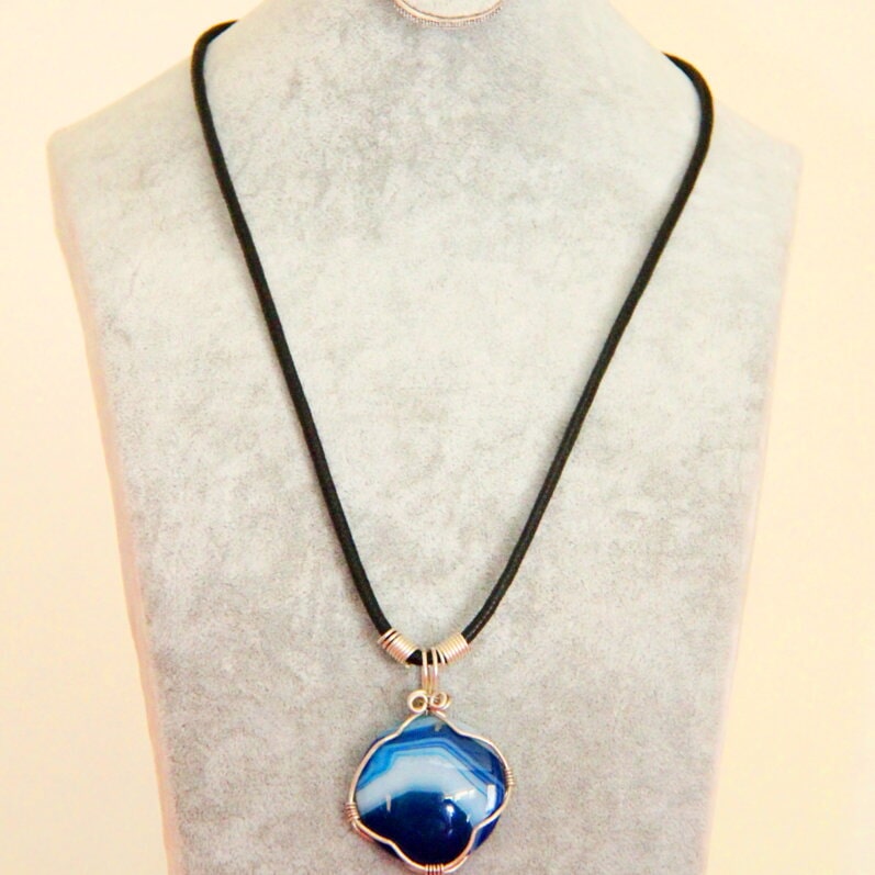 Round blue pendant with silver-coloured setting