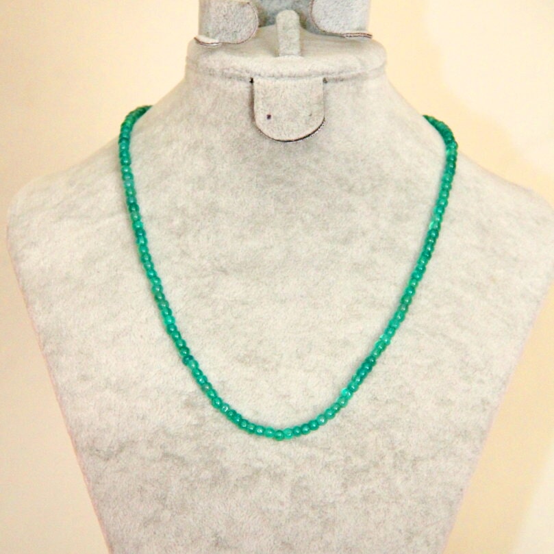 Single strand of turquoise-coloured beads